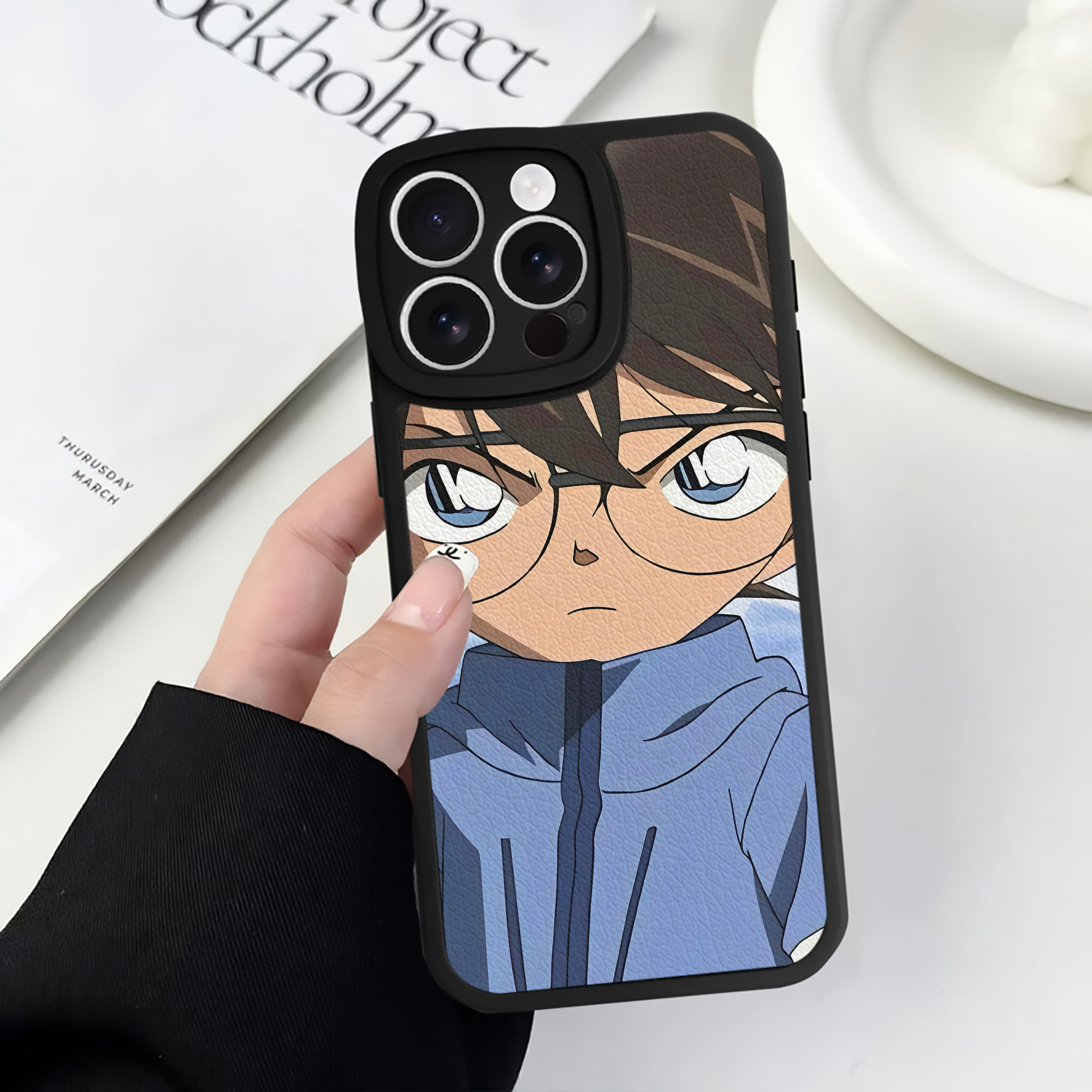 （画像用） 名探偵コナン Detective Conan 【iPhone 16シリーズ対応】シリコンスマホケース（レザー調） 材質：シリコン